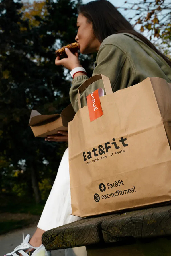 Zákazníčka Eat&Fit je raňajky z krabičky na lavičke v parku